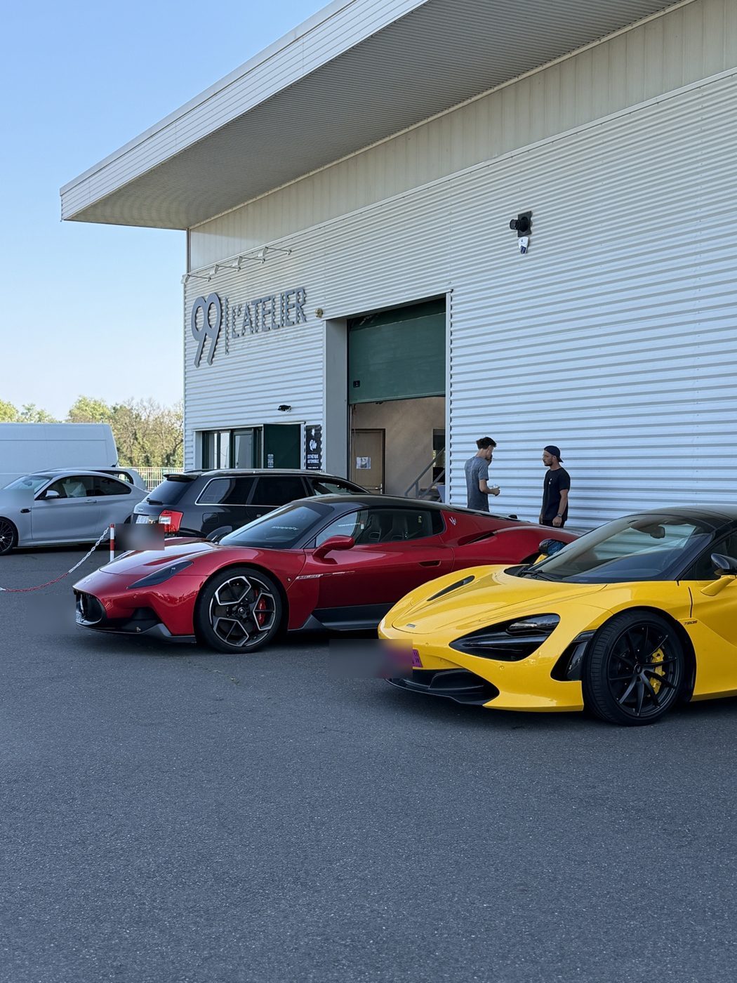 McLaren 720S et Maserati MC20 devant 99 L'Atelier
