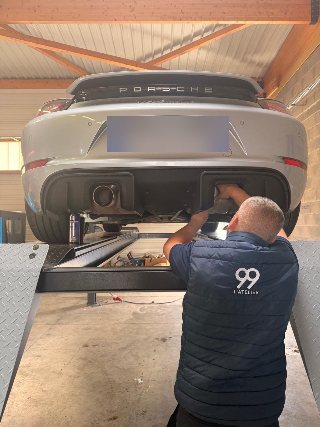 Porsche 718 Boxster sur le pont, technicien 99 L'Atelier