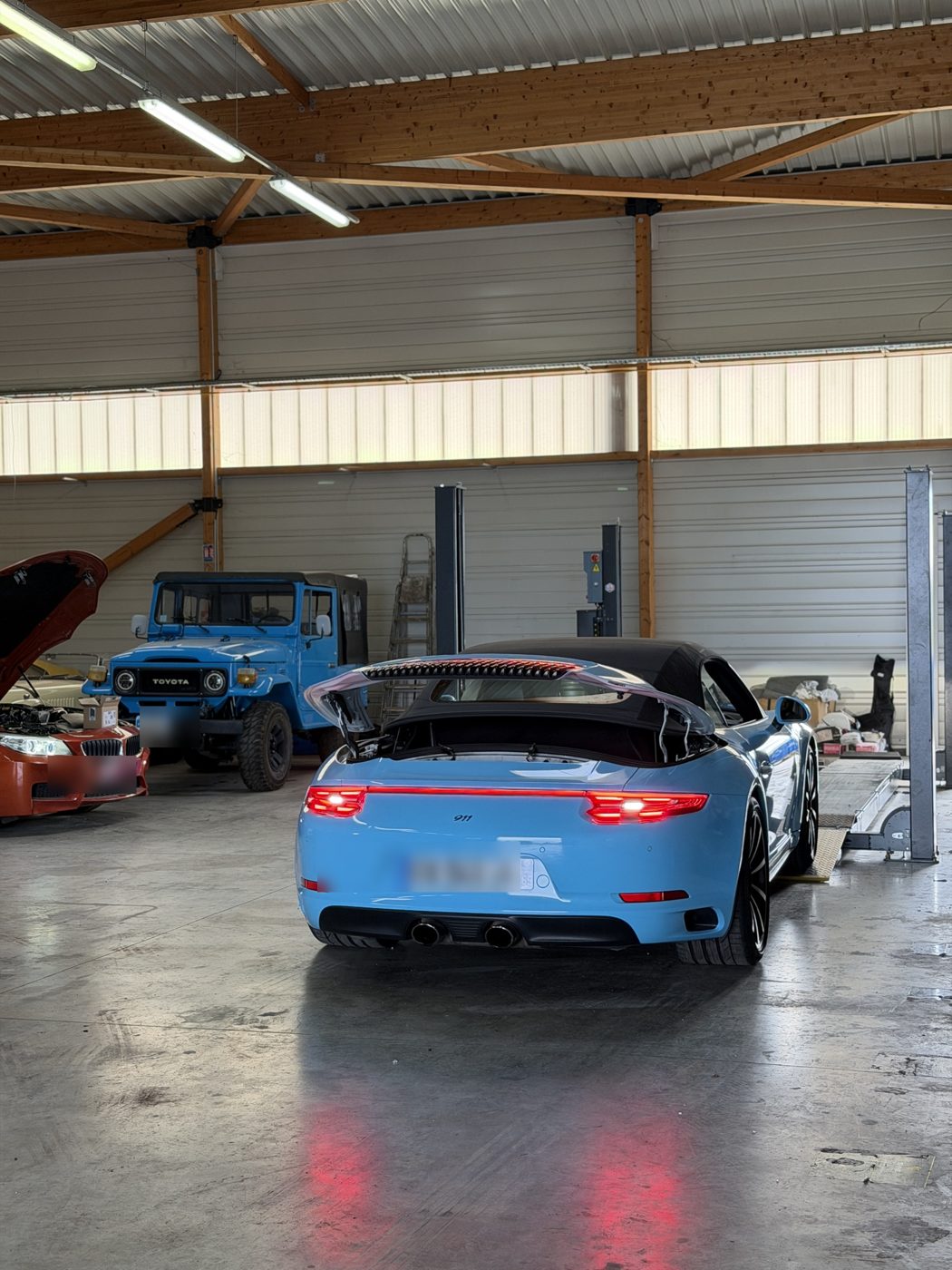 Porsche 911 Cabriolet dans l'atelier 99 L'Atelier à Cuzieu